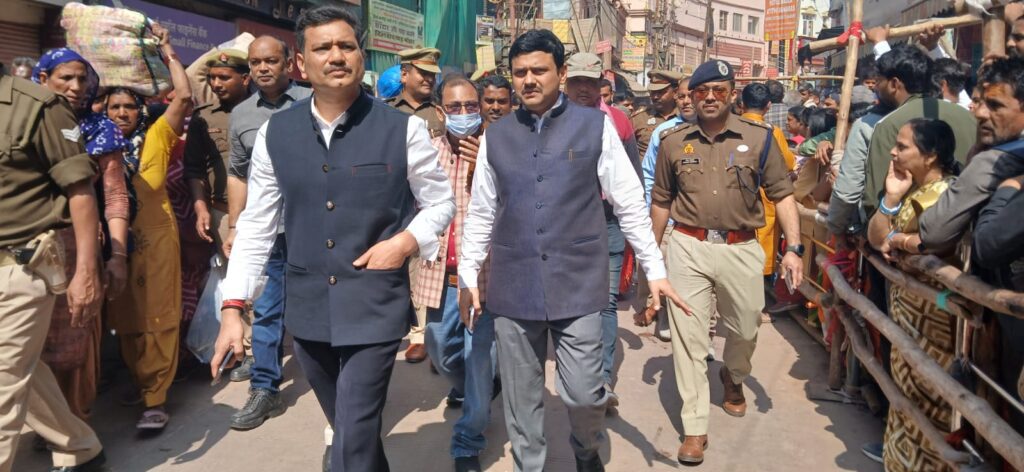 मंडलायुक्त, पुलिस कमिश्नर और जिलाधिकारी ने किया गोदौलिया क्षेत्र का निरीक्षण, जूना अखाड़े के पीठाधीश्वर से की मुलाकात मंडलायुक्त, पुलिस कमिश्नर और जिलाधिकारी ने किया गोदौलिया क्षेत्र का निरीक्षण, जूना अखाड़े के पीठाधीश्वर से की मुलाकात मंडलायुक्त, पुलिस कमिश्नर और जिलाधिकारी ने किया गोदौलिया क्षेत्र का निरीक्षण, जूना अखाड़े के पीठाधीश्वर से की मुलाकात