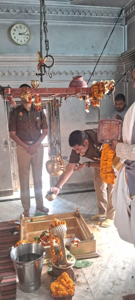 महाशिवरात्रि पर सुरक्षा के पुख्ता इंतजाम: गोमती जोन पुलिस ने प्रमुख मंदिरों और पंचकोशी मार्ग का किया निरीक्षण महाशिवरात्रि पर सुरक्षा के पुख्ता इंतजाम: गोमती जोन पुलिस ने प्रमुख मंदिरों और पंचकोशी मार्ग का किया निरीक्षण महाशिवरात्रि पर सुरक्षा के पुख्ता इंतजाम: गोमती जोन पुलिस ने प्रमुख मंदिरों और पंचकोशी मार्ग का किया निरीक्षण