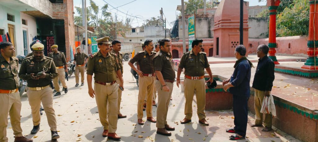 महाशिवरात्रि पर सुरक्षा के पुख्ता इंतजाम: गोमती जोन पुलिस ने प्रमुख मंदिरों और पंचकोशी मार्ग का किया निरीक्षण महाशिवरात्रि पर सुरक्षा के पुख्ता इंतजाम: गोमती जोन पुलिस ने प्रमुख मंदिरों और पंचकोशी मार्ग का किया निरीक्षण महाशिवरात्रि पर सुरक्षा के पुख्ता इंतजाम: गोमती जोन पुलिस ने प्रमुख मंदिरों और पंचकोशी मार्ग का किया निरीक्षण
