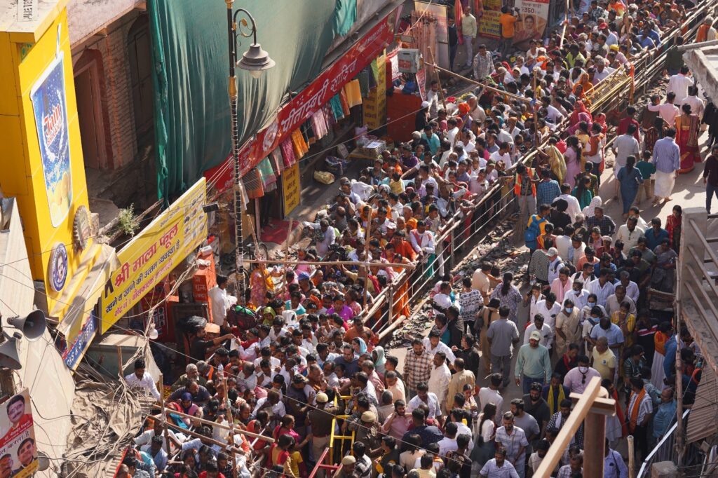 काशी में महाशिवरात्रि पर भक्तिमय माहौल, 46 घंटे 45 मिनट तक बाबा विश्वनाथ के दर्शन काशी में महाशिवरात्रि पर भक्तिमय माहौल, 46 घंटे 45 मिनट तक बाबा विश्वनाथ के दर्शन काशी में महाशिवरात्रि पर भक्तिमय माहौल, 46 घंटे 45 मिनट तक बाबा विश्वनाथ के दर्शन