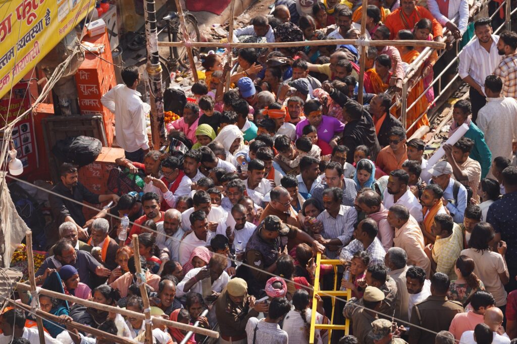 काशी में महाशिवरात्रि पर भक्तिमय माहौल, 46 घंटे 45 मिनट तक बाबा विश्वनाथ के दर्शन काशी में महाशिवरात्रि पर भक्तिमय माहौल, 46 घंटे 45 मिनट तक बाबा विश्वनाथ के दर्शन काशी में महाशिवरात्रि पर भक्तिमय माहौल, 46 घंटे 45 मिनट तक बाबा विश्वनाथ के दर्शन