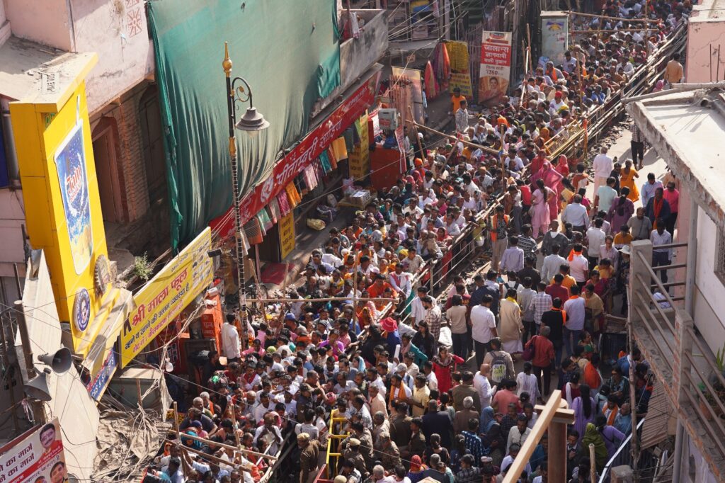 काशी में महाशिवरात्रि पर भक्तिमय माहौल, 46 घंटे 45 मिनट तक बाबा विश्वनाथ के दर्शन काशी में महाशिवरात्रि पर भक्तिमय माहौल, 46 घंटे 45 मिनट तक बाबा विश्वनाथ के दर्शन काशी में महाशिवरात्रि पर भक्तिमय माहौल, 46 घंटे 45 मिनट तक बाबा विश्वनाथ के दर्शन