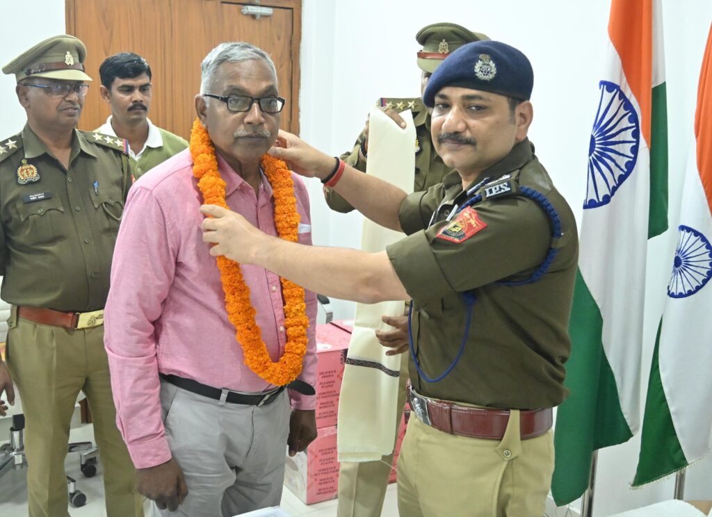 पुलिस कमिश्नरेट में सेवानिवृत्त पुलिसकर्मियों का विदाई समारोह, आयुक्त मोहित अग्रवाल ने किया सम्मानित पुलिस कमिश्नरेट में सेवानिवृत्त पुलिसकर्मियों का विदाई समारोह, आयुक्त मोहित अग्रवाल ने किया सम्मानित पुलिस कमिश्नरेट में सेवानिवृत्त पुलिसकर्मियों का विदाई समारोह, आयुक्त मोहित अग्रवाल ने किया सम्मानित
