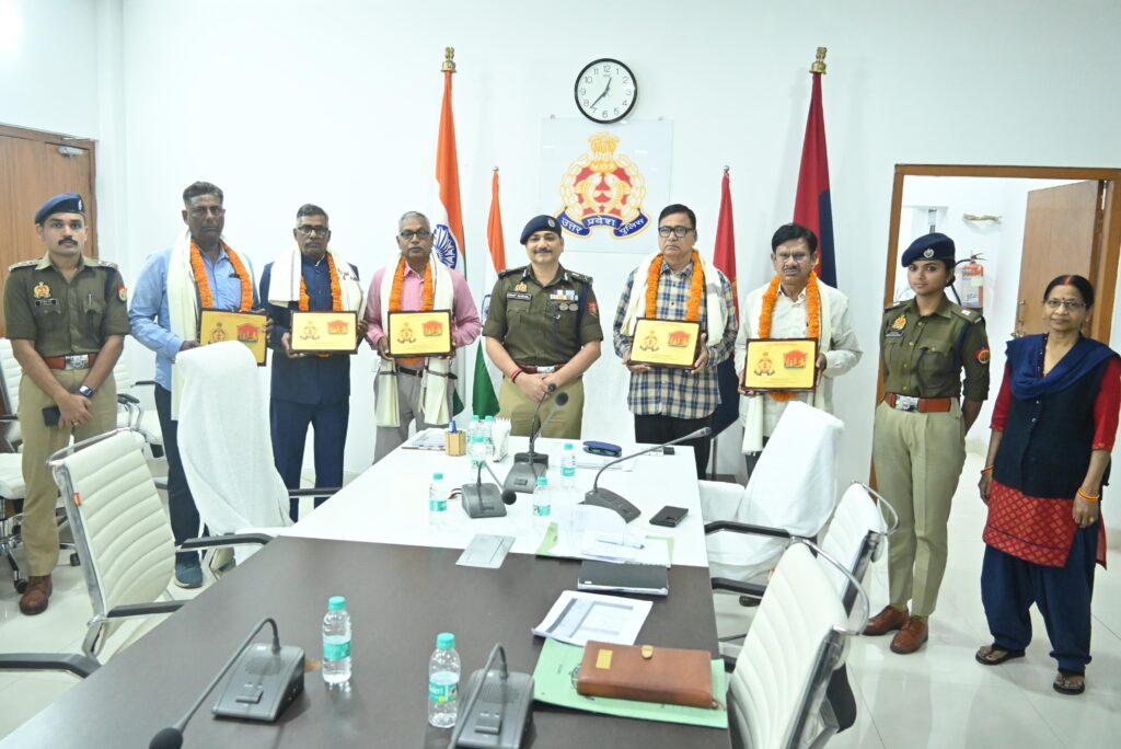 पुलिस कमिश्नरेट में सेवानिवृत्त पुलिसकर्मियों का विदाई समारोह, आयुक्त मोहित अग्रवाल ने किया सम्मानित पुलिस कमिश्नरेट में सेवानिवृत्त पुलिसकर्मियों का विदाई समारोह, आयुक्त मोहित अग्रवाल ने किया सम्मानित पुलिस कमिश्नरेट में सेवानिवृत्त पुलिसकर्मियों का विदाई समारोह, आयुक्त मोहित अग्रवाल ने किया सम्मानित