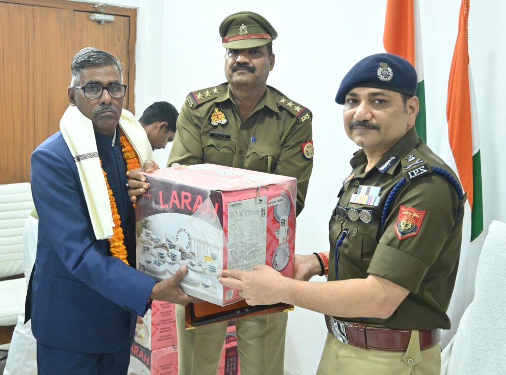 पुलिस कमिश्नरेट में सेवानिवृत्त पुलिसकर्मियों का विदाई समारोह, आयुक्त मोहित अग्रवाल ने किया सम्मानित पुलिस कमिश्नरेट में सेवानिवृत्त पुलिसकर्मियों का विदाई समारोह, आयुक्त मोहित अग्रवाल ने किया सम्मानित पुलिस कमिश्नरेट में सेवानिवृत्त पुलिसकर्मियों का विदाई समारोह, आयुक्त मोहित अग्रवाल ने किया सम्मानित