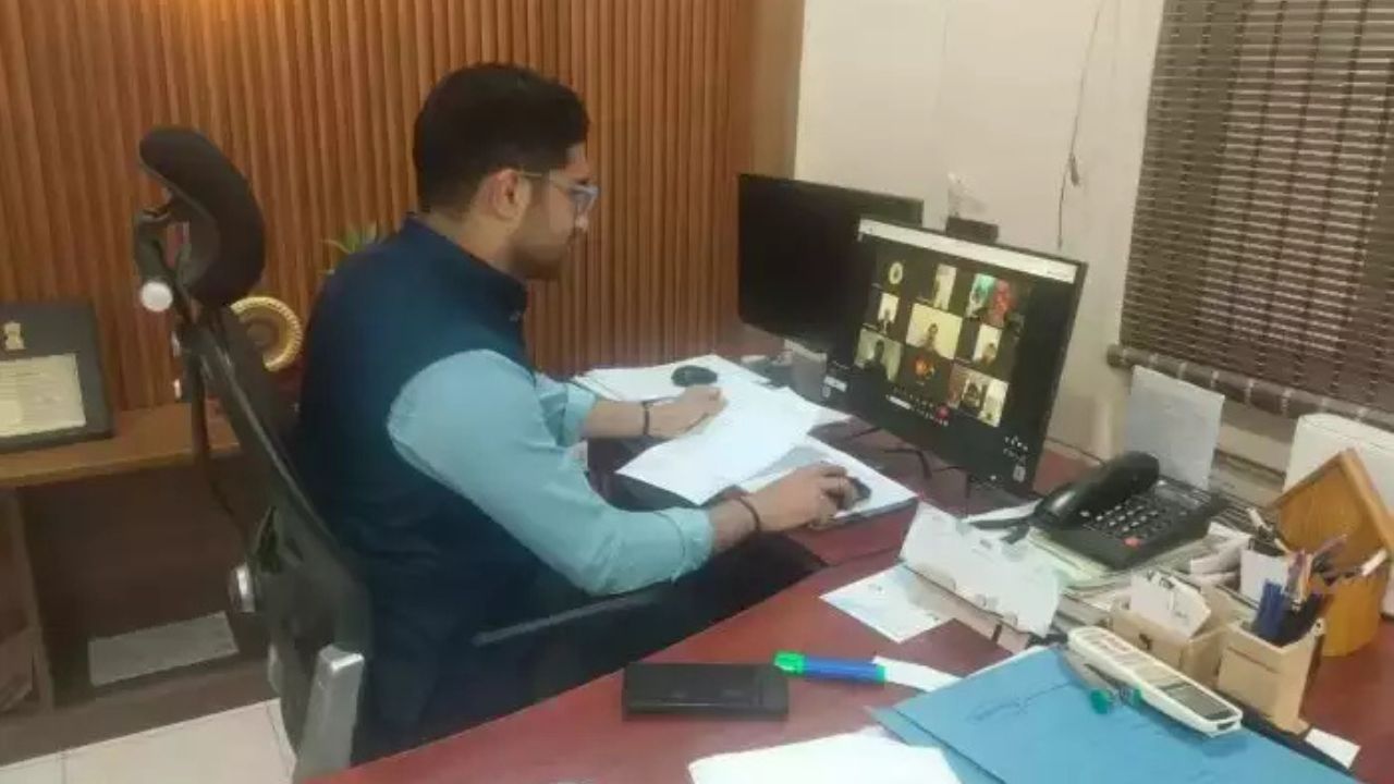 सीडीओ हिमांशु नागपाल की समीक्षा बैठक: ई-ऑफिस, फैमिली आईडी और कैशलेस चिकित्सा योजना में तेजी लाने के निर्देश सीडीओ हिमांशु नागपाल की समीक्षा बैठक: ई-ऑफिस, फैमिली आईडी और कैशलेस चिकित्सा योजना में तेजी लाने के निर्देश सीडीओ हिमांशु नागपाल की समीक्षा बैठक: ई-ऑफिस, फैमिली आईडी और कैशलेस चिकित्सा योजना में तेजी लाने के निर्देश