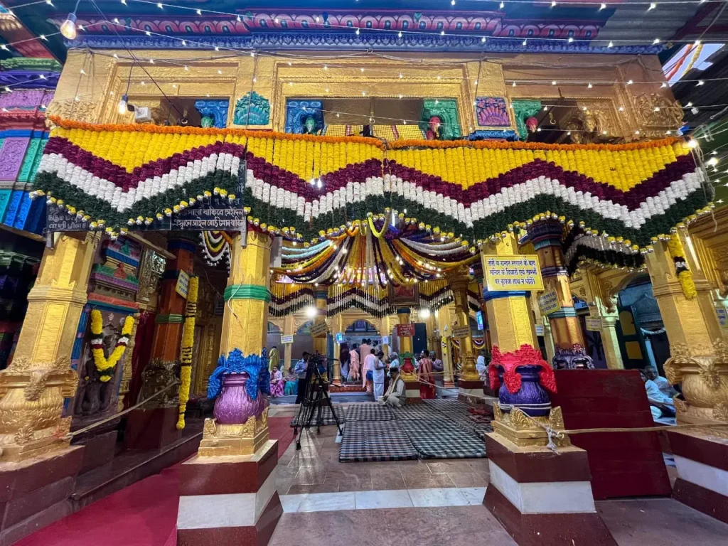काशी में 48 साल बाद मां अन्नपूर्णा मंदिर का कुंभाभिषेक संपन्न, वैदिक परंपराओं संग अनुष्ठानों की गूंज काशी में 48 साल बाद मां अन्नपूर्णा मंदिर का कुंभाभिषेक संपन्न, वैदिक परंपराओं संग अनुष्ठानों की गूंज काशी में 48 साल बाद मां अन्नपूर्णा मंदिर का कुंभाभिषेक संपन्न, वैदिक परंपराओं संग अनुष्ठानों की गूंज