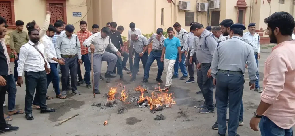 BHU PhD Admission : काशी हिंदू विश्वविद्यालय में छात्रों का अनिश्चितकालीन विरोध दूसरे दिन भी जारी BHU PhD Admission : काशी हिंदू विश्वविद्यालय में छात्रों का अनिश्चितकालीन विरोध दूसरे दिन भी जारी BHU PhD Admission : काशी हिंदू विश्वविद्यालय में छात्रों का अनिश्चितकालीन विरोध दूसरे दिन भी जारी