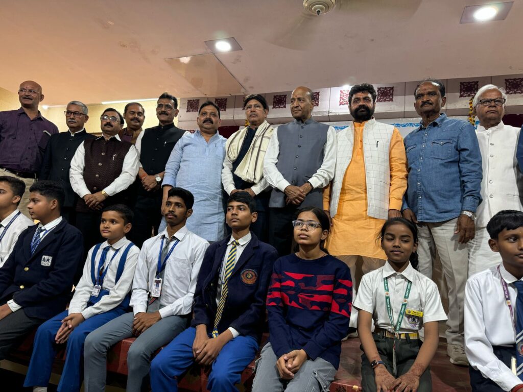 वाराणसी का गौरव: डॉ. आर. के. ओझा को विशिष्ट सेवा सम्मान से नवाजा गया वाराणसी का गौरव: डॉ. आर. के. ओझा को विशिष्ट सेवा सम्मान से नवाजा गया वाराणसी का गौरव: डॉ. आर. के. ओझा को विशिष्ट सेवा सम्मान से नवाजा गया