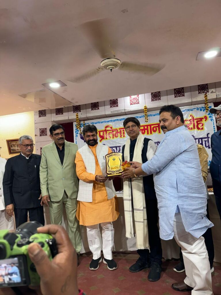 वाराणसी का गौरव: डॉ. आर. के. ओझा को विशिष्ट सेवा सम्मान से नवाजा गया वाराणसी का गौरव: डॉ. आर. के. ओझा को विशिष्ट सेवा सम्मान से नवाजा गया वाराणसी का गौरव: डॉ. आर. के. ओझा को विशिष्ट सेवा सम्मान से नवाजा गया
