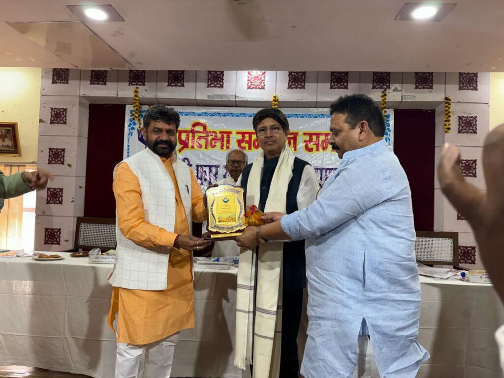 वाराणसी का गौरव: डॉ. आर. के. ओझा को विशिष्ट सेवा सम्मान से नवाजा गया वाराणसी का गौरव: डॉ. आर. के. ओझा को विशिष्ट सेवा सम्मान से नवाजा गया वाराणसी का गौरव: डॉ. आर. के. ओझा को विशिष्ट सेवा सम्मान से नवाजा गया