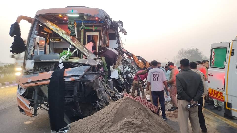 आगरा-लखनऊ एक्सप्रेसवे पर दर्दनाक हादसा, 4 की मौत, 29 घायल आगरा-लखनऊ एक्सप्रेसवे पर दर्दनाक हादसा, 4 की मौत, 29 घायल आगरा-लखनऊ एक्सप्रेसवे पर दर्दनाक हादसा, 4 की मौत, 29 घायल