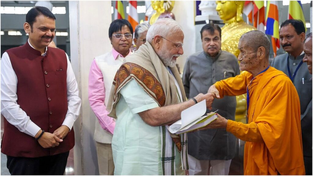 PM Modi Nagpur Visit: पीएम मोदी ने संघ मुख्यालय और दीक्षाभूमि पर अर्पित की श्रद्धांजलि PM Modi Nagpur Visit: पीएम मोदी ने संघ मुख्यालय और दीक्षाभूमि पर अर्पित की श्रद्धांजलि PM Modi Nagpur Visit: पीएम मोदी ने संघ मुख्यालय और दीक्षाभूमि पर अर्पित की श्रद्धांजलि