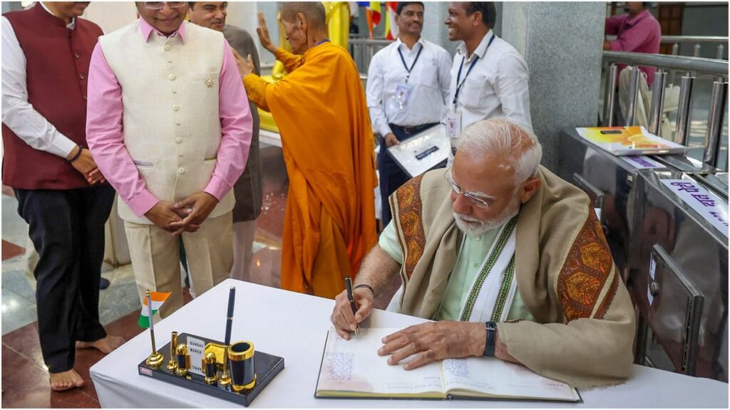PM Modi Nagpur Visit: पीएम मोदी ने संघ मुख्यालय और दीक्षाभूमि पर अर्पित की श्रद्धांजलि PM Modi Nagpur Visit: पीएम मोदी ने संघ मुख्यालय और दीक्षाभूमि पर अर्पित की श्रद्धांजलि PM Modi Nagpur Visit: पीएम मोदी ने संघ मुख्यालय और दीक्षाभूमि पर अर्पित की श्रद्धांजलि