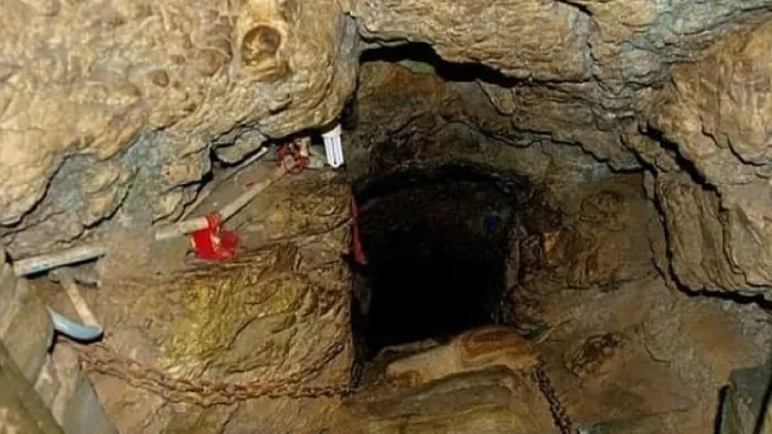 Cave from Mahabharata Period: काशी में महाभारत काल से पाताल लोक तक गुफा में मिली नई दुनिया Cave from Mahabharata Period: काशी में महाभारत काल से पाताल लोक तक गुफा में मिली नई दुनिया Cave from Mahabharata Period: काशी में महाभारत काल से पाताल लोक तक गुफा में मिली नई दुनिया