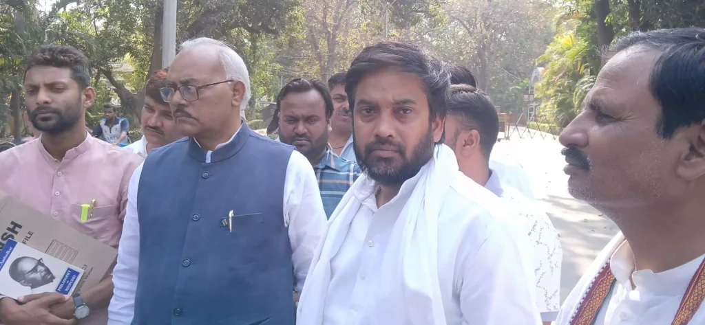 BHU : पीएचडी प्रवेश को लेकर छात्र का धरना जारी, सियासी हलचल तेज BHU : पीएचडी प्रवेश को लेकर छात्र का धरना जारी, सियासी हलचल तेज BHU : पीएचडी प्रवेश को लेकर छात्र का धरना जारी, सियासी हलचल तेज