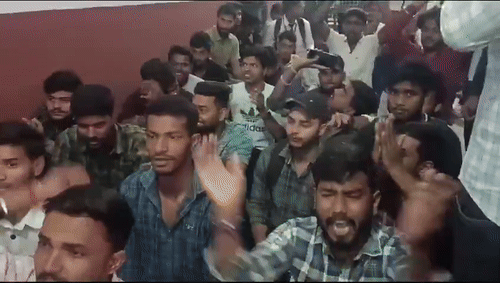 Kashi Vidyapith: काशी विद्यापीठ में छात्रों का हंगामा: कुलपति को बनाया बंधक, चीफ प्रॉक्टर से मांगा इस्तीफा Kashi Vidyapith: काशी विद्यापीठ में छात्रों का हंगामा: कुलपति को बनाया बंधक, चीफ प्रॉक्टर से मांगा इस्तीफा