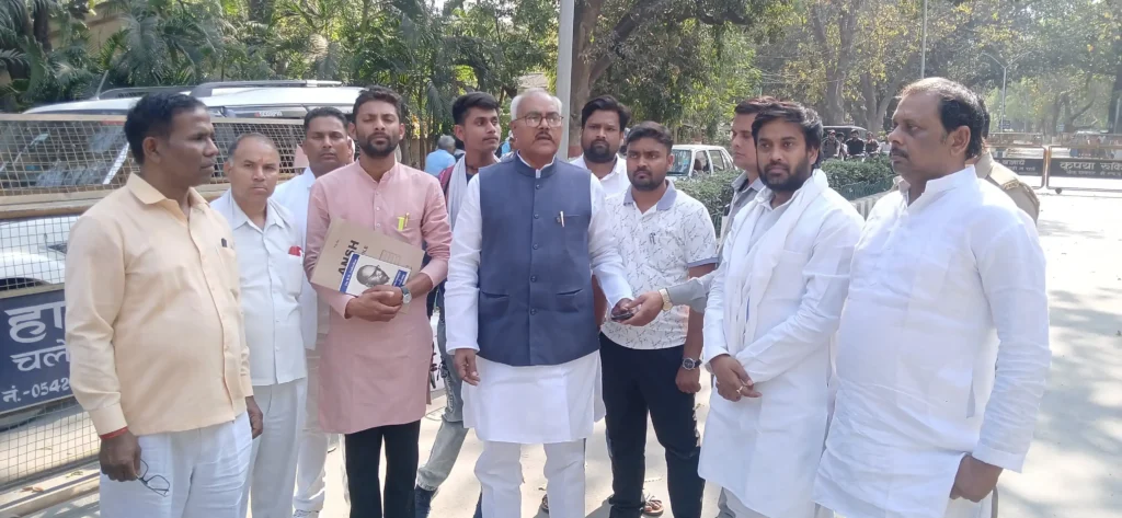 BHU : पीएचडी प्रवेश को लेकर छात्र का धरना जारी, सियासी हलचल तेज BHU : पीएचडी प्रवेश को लेकर छात्र का धरना जारी, सियासी हलचल तेज BHU : पीएचडी प्रवेश को लेकर छात्र का धरना जारी, सियासी हलचल तेज