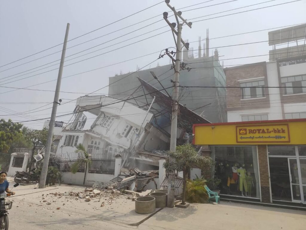 Earthquake: म्यांमार में भूकंप का कहर, इमारतें गिरीं; कोलकाता, इंफाल और बैंकॉक तक महसूस हुए झटके Earthquake: म्यांमार में भूकंप का कहर, इमारतें गिरीं; कोलकाता, इंफाल और बैंकॉक तक महसूस हुए झटके Earthquake: म्यांमार में भूकंप का कहर, इमारतें गिरीं; कोलकाता, इंफाल और बैंकॉक तक महसूस हुए झटके