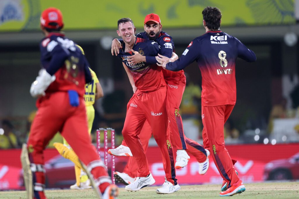 CSK vs RCB : हेजलवुड के कहर और पाटीदार की अर्धशतकीय पारी से RCB की ऐतिहासिक जीत CSK vs RCB : हेजलवुड के कहर और पाटीदार की अर्धशतकीय पारी से RCB की ऐतिहासिक जीत CSK vs RCB : हेजलवुड के कहर और पाटीदार की अर्धशतकीय पारी से RCB की ऐतिहासिक जीत