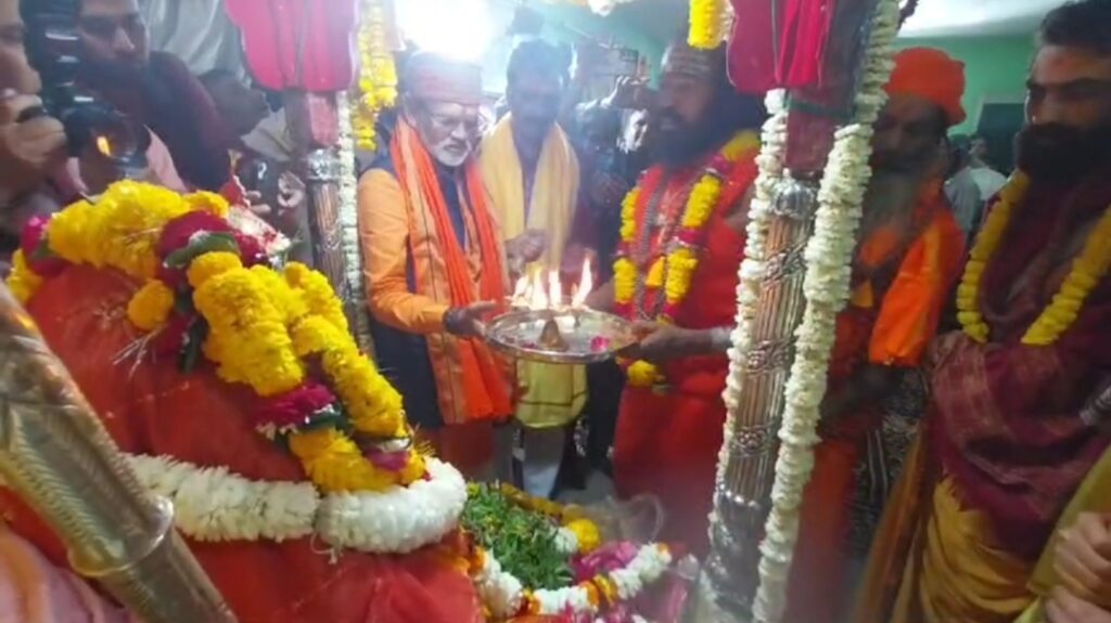 Varanasi News: सुकुमारी गौरा कइसे कैलास चढ़िहें...मंगल गीतों से गूंजा महंत आवास, जूना अखाड़ा के नागा साधुओं ने किया माता गौरा को हल्दी अर्पण गौरा Naga Sadhus