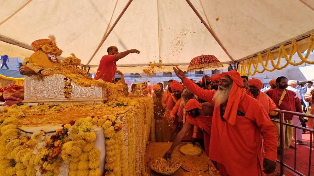 Rangbhari Ekadashi Kashi : बाबा विश्वनाथ-मां गौरा की चल प्रतिमा का पूजन, हल्दी उत्सव में उमड़ा जनसैलाब Rangbhari Ekadashi Kashi