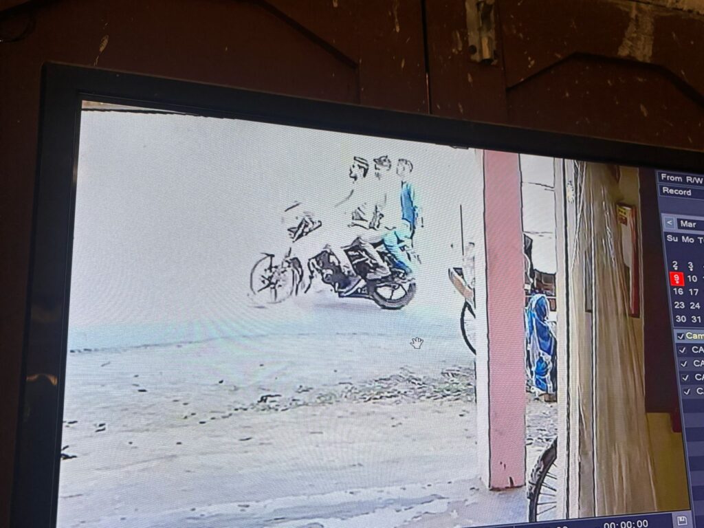 Firing Incident : सराफा कारोबारी और उनके पिता को गोली मारकर बदमाश फरार Firing Incident : सराफा कारोबारी और उनके पिता को गोली मारकर बदमाश फरार Firing Incident : सराफा कारोबारी और उनके पिता को गोली मारकर बदमाश फरार
