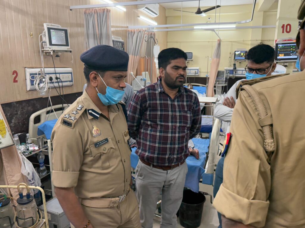 Firing Incident : सराफा कारोबारी और उनके पिता को गोली मारकर बदमाश फरार Firing Incident : सराफा कारोबारी और उनके पिता को गोली मारकर बदमाश फरार Firing Incident : सराफा कारोबारी और उनके पिता को गोली मारकर बदमाश फरार