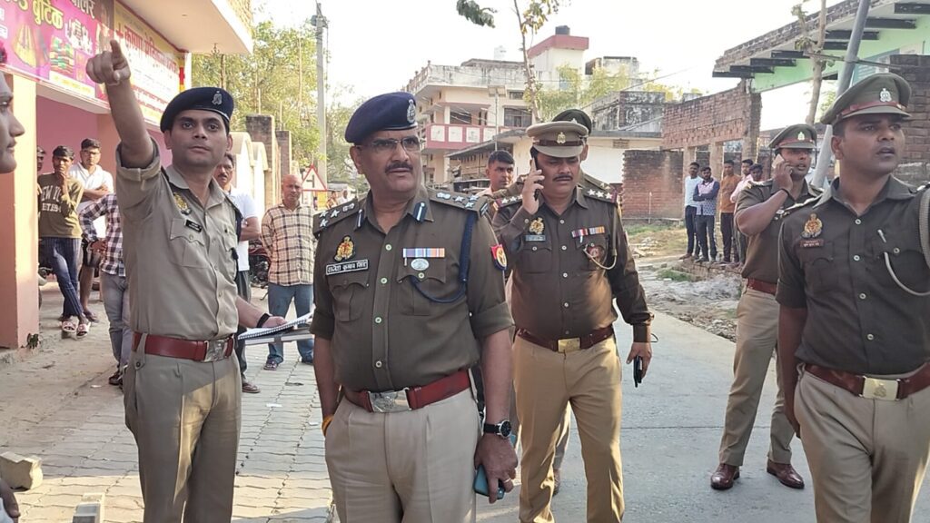 Firing Incident : सराफा कारोबारी और उनके पिता को गोली मारकर बदमाश फरार Firing Incident : सराफा कारोबारी और उनके पिता को गोली मारकर बदमाश फरार Firing Incident : सराफा कारोबारी और उनके पिता को गोली मारकर बदमाश फरार