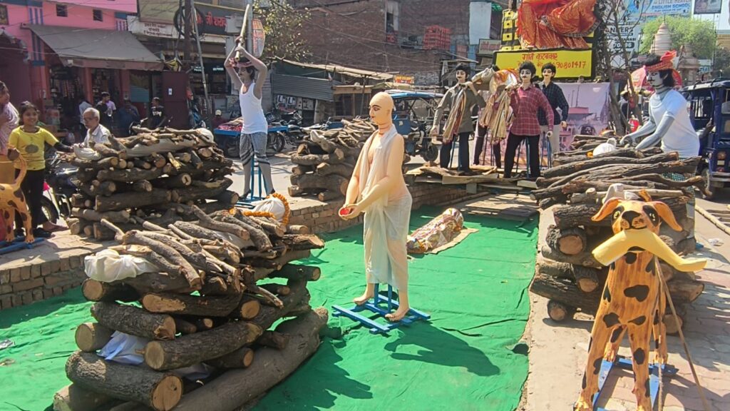 Holika Dahan : पांडेयपुर के होलिका दहन में दिखा श्मशान घाट का दृश्य और चिता भस्म की होली बना चर्चा का विषय Holika Dahan : पांडेयपुर के होलिका दहन में दिखा श्मशान घाट का दृश्य और चिता भस्म की होली बना चर्चा का विषय Holika Dahan : पांडेयपुर के होलिका दहन में दिखा श्मशान घाट का दृश्य और चिता भस्म की होली बना चर्चा का विषय