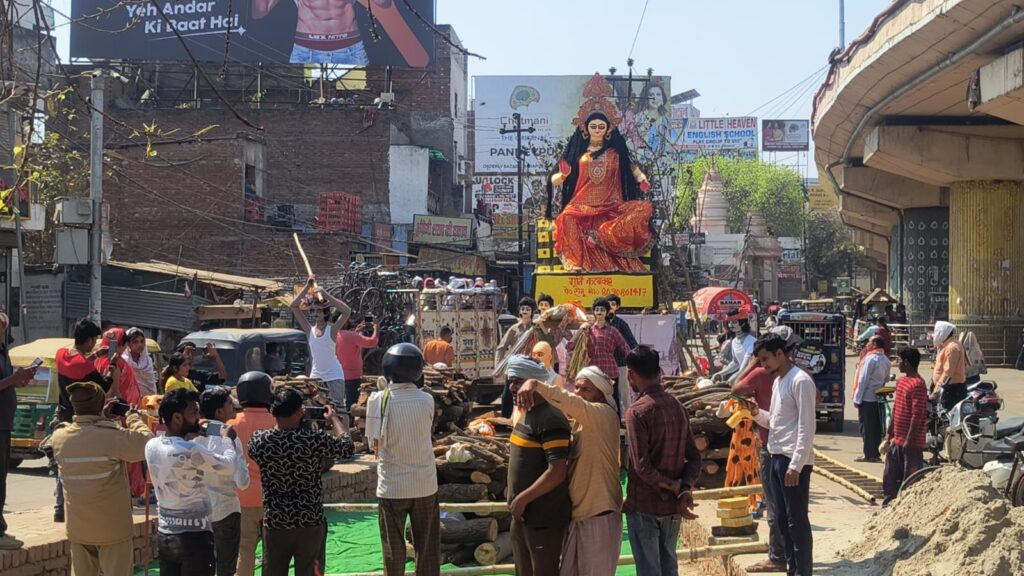 Holika Dahan : पांडेयपुर के होलिका दहन में दिखा श्मशान घाट का दृश्य और चिता भस्म की होली बना चर्चा का विषय Holika Dahan : पांडेयपुर के होलिका दहन में दिखा श्मशान घाट का दृश्य और चिता भस्म की होली बना चर्चा का विषय Holika Dahan : पांडेयपुर के होलिका दहन में दिखा श्मशान घाट का दृश्य और चिता भस्म की होली बना चर्चा का विषय