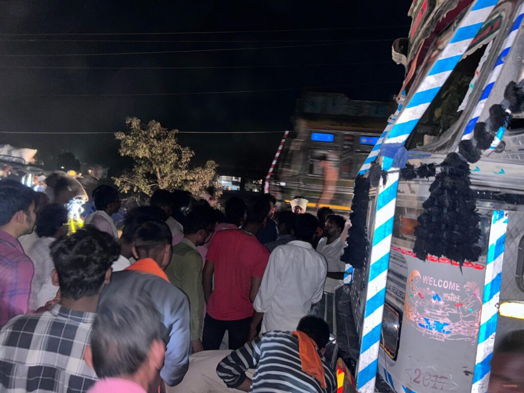 Road Accident : जौनपुर में दर्दनाक सड़क हादसा, ट्रक की चपेट में आकर बाइक सवार की मौत Road Accident : जौनपुर में दर्दनाक सड़क हादसा, ट्रक की चपेट में आकर बाइक सवार की मौत Road Accident : जौनपुर में दर्दनाक सड़क हादसा, ट्रक की चपेट में आकर बाइक सवार की मौत