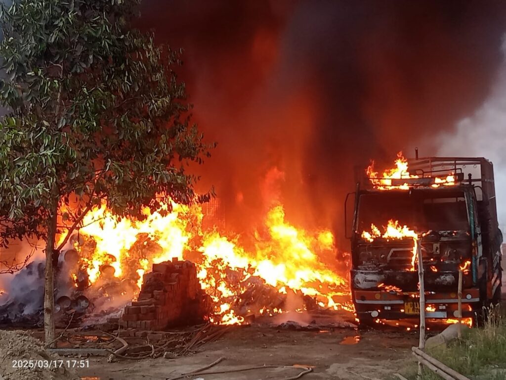 Varanasi : रोहनिया क्षेत्र में ट्रांसपोर्ट गोदाम में लगी भीषण आग, दो डीसीएम वाहन आए चपेट में Varanasi : रोहनिया क्षेत्र में ट्रांसपोर्ट गोदाम में लगी भीषण आग, दो डीसीएम वाहन आए चपेट में