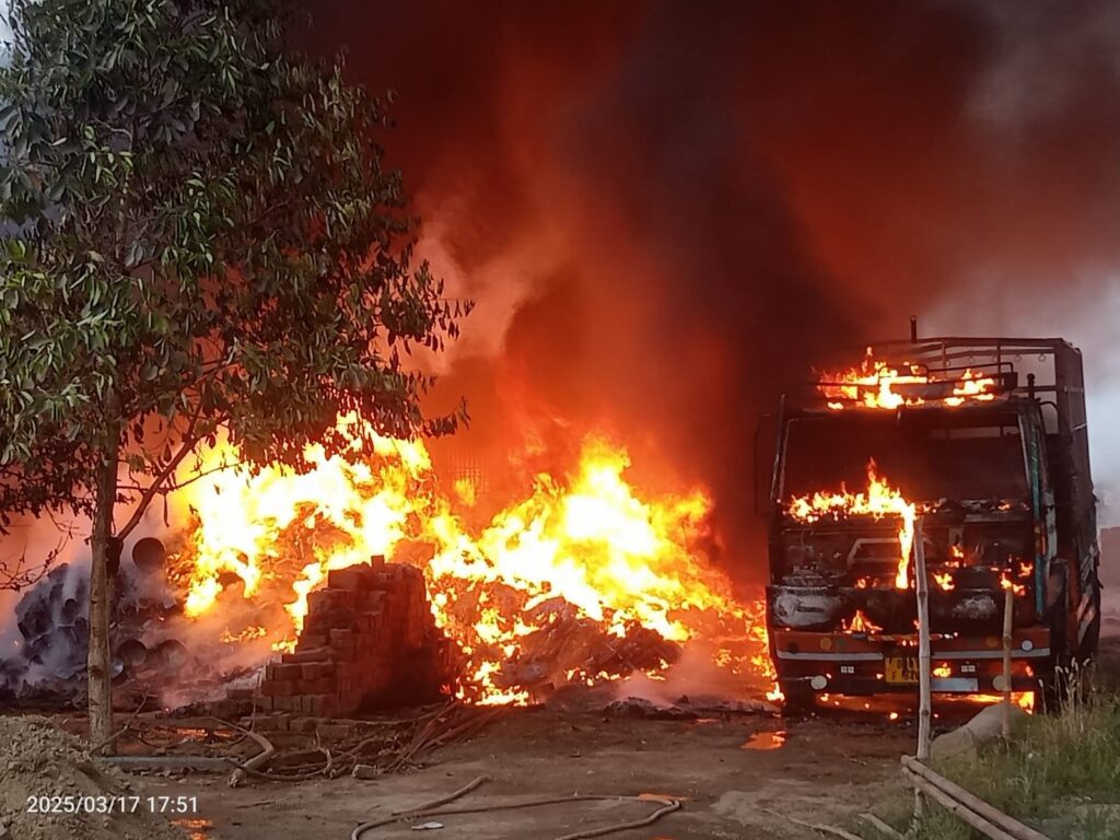 Varanasi : रोहनिया क्षेत्र में ट्रांसपोर्ट गोदाम में लगी भीषण आग, दो डीसीएम वाहन आए चपेट में Varanasi : रोहनिया क्षेत्र में ट्रांसपोर्ट गोदाम में लगी भीषण आग, दो डीसीएम वाहन आए चपेट में