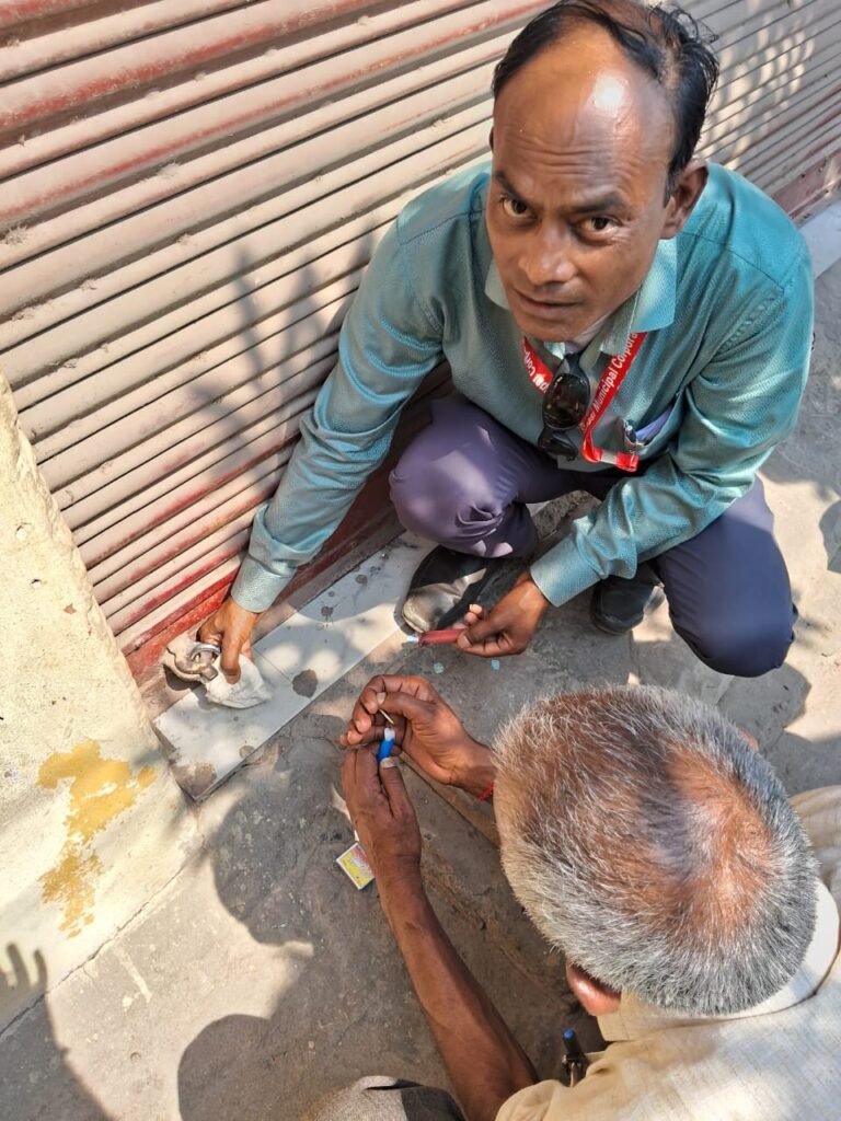 Varanasi Nagar Nigam ने 13 शराब की दुकानों को किया सील, 8.45 लाख रुपये की वसूली Varanasi Nagar Nigam ने 13 शराब की दुकानों को किया सील, 8.45 लाख रुपये की वसूली Varanasi Nagar Nigam ने 13 शराब की दुकानों को किया सील, 8.45 लाख रुपये की वसूली