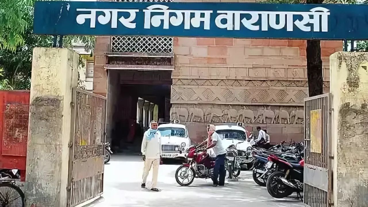 NAGAR NIGAM VARANASI : काशी में जलभराव से राहत की तैयारी, नगर निगम ने समय से पहले शुरू किया नाले-नालियों की सफाई अभियान NAGAR NIGAM VARANASI