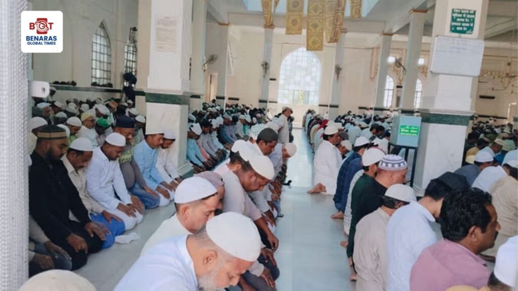 Ramzan: काशी में पहले जुमे की नमाज अदा, मस्जिदों में उमड़ी भीड़ Ramzan: काशी में पहले जुमे की नमाज अदा, मस्जिदों में उमड़ी भीड़ Ramzan: काशी में पहले जुमे की नमाज अदा, मस्जिदों में उमड़ी भीड़