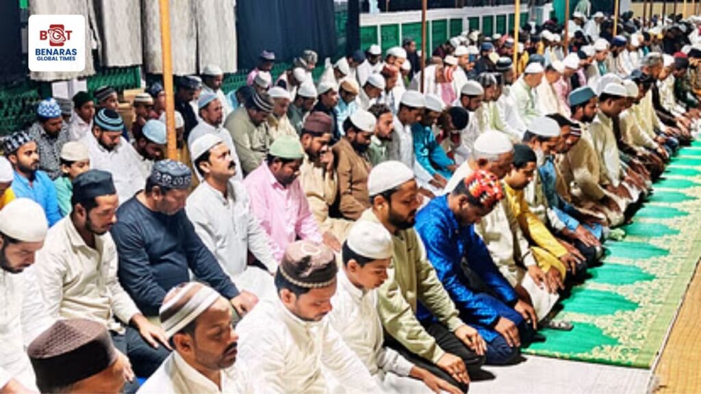 Ramzan: काशी में पहले जुमे की नमाज अदा, मस्जिदों में उमड़ी भीड़ Ramzan: काशी में पहले जुमे की नमाज अदा, मस्जिदों में उमड़ी भीड़ Ramzan: काशी में पहले जुमे की नमाज अदा, मस्जिदों में उमड़ी भीड़