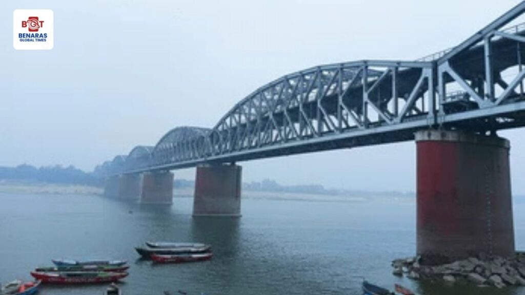 Malviya Bridge: उत्तर रेलवे ने राजघाट स्थित मालवीय पुल पर भारी वाहनों के आवागमन पर चिंता जताई, पुलिस से रोक लगाने की मांग Malviya Bridge