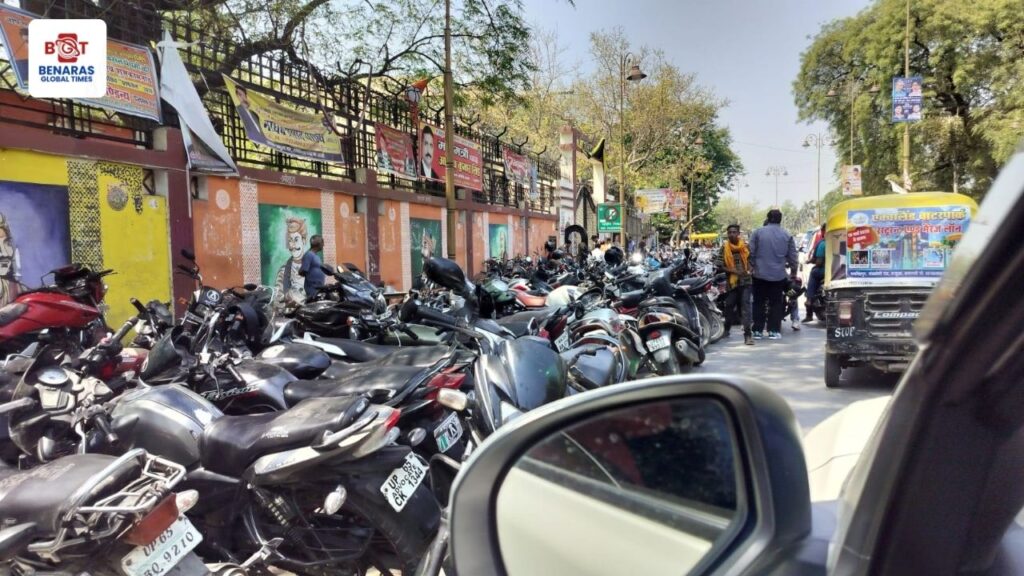 Varanasi Traffic: 57 नए चौराहों पर लगेंगी ट्रैफिक लाइटें, जल्द मिलेगा जाम से निजात kachahari no parking zone me khade vahan se jam ki samasya