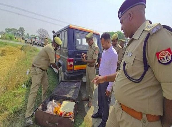 Deoria Murder Case: पत्नी ने प्रेमी के साथ मिलकर पति को उतारा मौत के घाट, शव ट्रॉली बैग में 50 किमी दूर फेंका Deoria Murder Case: पत्नी ने प्रेमी के साथ मिलकर पति को उतारा मौत के घाट, शव ट्रॉली बैग में 50 किमी दूर फेंका Deoria Murder Case: पत्नी ने प्रेमी के साथ मिलकर पति को उतारा मौत के घाट, शव ट्रॉली बैग में 50 किमी दूर फेंका