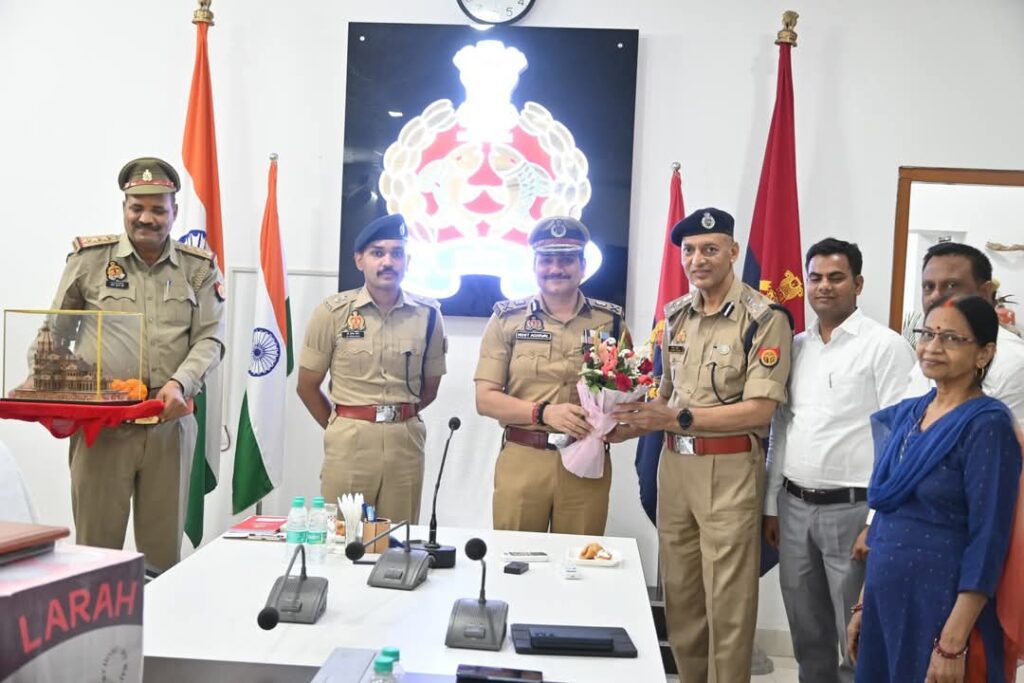 Varanasi Police Officer Transfer Farewell : पुलिस उपायुक्त यातायात व जनसंपर्क अधिकारी को स्थानांतरण पर दी गई भावभीनी विदाई Varanasi Police Officer Transfer Farewell : पुलिस उपायुक्त यातायात व जनसंपर्क अधिकारी को स्थानांतरण पर दी गई भावभीनी विदाई Varanasi Police Officer Transfer Farewell : पुलिस उपायुक्त यातायात व जनसंपर्क अधिकारी को स्थानांतरण पर दी गई भावभीनी विदाई