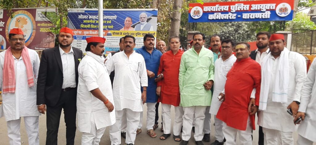 Samajwadi Party Protest: भाजपा कार्यकर्ताओं पर कार्रवाई की मांग को लेकर अपर पुलिस आयुक्त से मिले सपा नेता Samajwadi Party Protest: भाजपा कार्यकर्ताओं पर कार्रवाई की मांग को लेकर अपर पुलिस आयुक्त से मिले सपा नेता Samajwadi Party Protest: भाजपा कार्यकर्ताओं पर कार्रवाई की मांग को लेकर अपर पुलिस आयुक्त से मिले सपा नेता