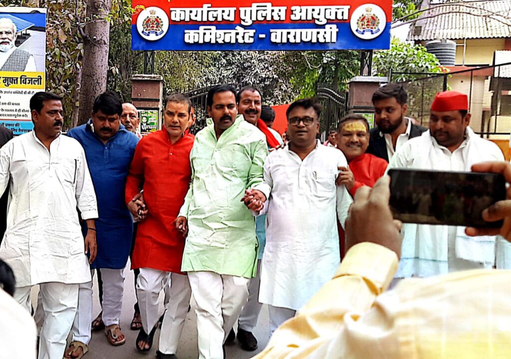 Samajwadi Party Protest: भाजपा कार्यकर्ताओं पर कार्रवाई की मांग को लेकर अपर पुलिस आयुक्त से मिले सपा नेता Samajwadi Party Protest: भाजपा कार्यकर्ताओं पर कार्रवाई की मांग को लेकर अपर पुलिस आयुक्त से मिले सपा नेता Samajwadi Party Protest: भाजपा कार्यकर्ताओं पर कार्रवाई की मांग को लेकर अपर पुलिस आयुक्त से मिले सपा नेता