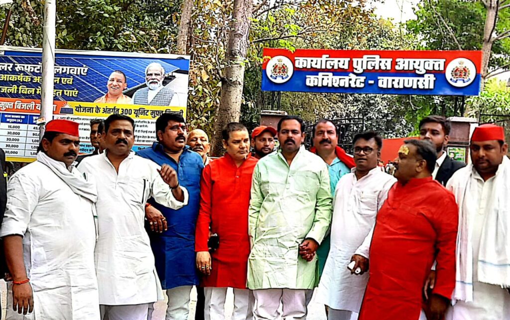 Samajwadi Party Protest: भाजपा कार्यकर्ताओं पर कार्रवाई की मांग को लेकर अपर पुलिस आयुक्त से मिले सपा नेता Samajwadi Party Protest: भाजपा कार्यकर्ताओं पर कार्रवाई की मांग को लेकर अपर पुलिस आयुक्त से मिले सपा नेता Samajwadi Party Protest: भाजपा कार्यकर्ताओं पर कार्रवाई की मांग को लेकर अपर पुलिस आयुक्त से मिले सपा नेता