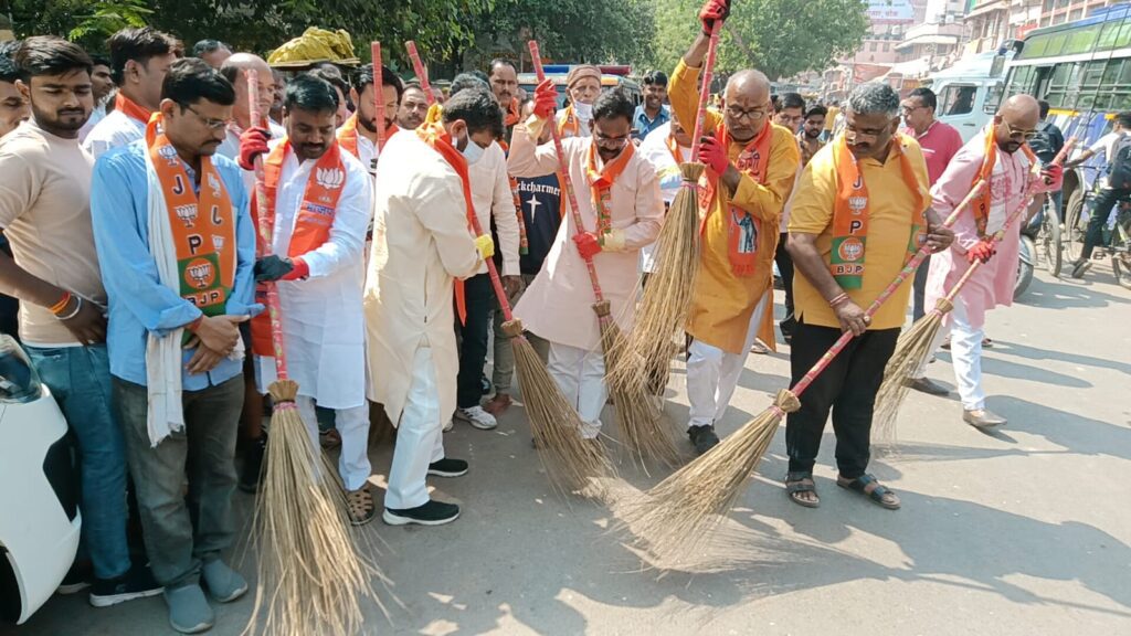 PM Modi के आगमन से पहले काशी में चला विशेष स्वच्छता अभियान, मंत्री डॉ. दयाशंकर मिश्र ने कार्यकर्ताओं संग की साफ-सफाई PM Modi के आगमन से पहले काशी में चला विशेष स्वच्छता अभियान, मंत्री डॉ. दयाशंकर मिश्र ने कार्यकर्ताओं संग की साफ-सफाई PM Modi के आगमन से पहले काशी में चला विशेष स्वच्छता अभियान, मंत्री डॉ. दयाशंकर मिश्र ने कार्यकर्ताओं संग की साफ-सफाई