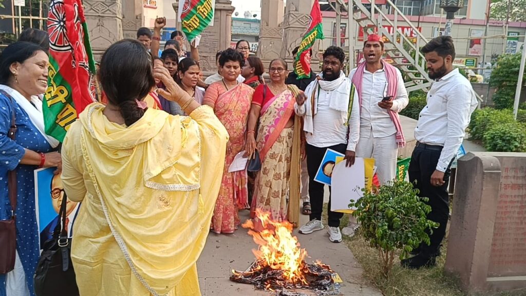 समाजवादी कार्यकर्ताओं ने फूंका दिल्ली की CM Rekha Gupta का पुतला, अखिलेश यादव को लेकर दिया था विवादित बयान समाजवादी कार्यकर्ताओं ने फूंका दिल्ली की CM Rekha Gupta का पुतला, अखिलेश यादव को लेकर दिया था विवादित बयान समाजवादी कार्यकर्ताओं ने फूंका दिल्ली की CM Rekha Gupta का पुतला, अखिलेश यादव को लेकर दिया था विवादित बयान