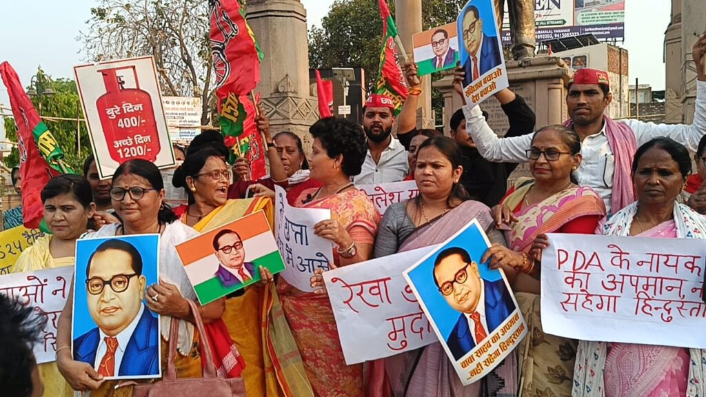 समाजवादी कार्यकर्ताओं ने फूंका दिल्ली की CM Rekha Gupta का पुतला, अखिलेश यादव को लेकर दिया था विवादित बयान समाजवादी कार्यकर्ताओं ने फूंका दिल्ली की CM Rekha Gupta का पुतला, अखिलेश यादव को लेकर दिया था विवादित बयान समाजवादी कार्यकर्ताओं ने फूंका दिल्ली की CM Rekha Gupta का पुतला, अखिलेश यादव को लेकर दिया था विवादित बयान