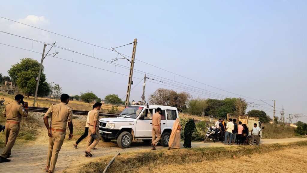 Suicide : ससुराल में विवाद और थाने से मिली निराशा के बाद मां ने दो बेटों संग दी जान, ट्रेन के आगे कूदकर की आत्महत्या Suicide : ससुराल में विवाद और थाने से मिली निराशा के बाद मां ने दो बेटों संग दी जान, ट्रेन के आगे कूदकर की आत्महत्या Suicide : ससुराल में विवाद और थाने से मिली निराशा के बाद मां ने दो बेटों संग दी जान, ट्रेन के आगे कूदकर की आत्महत्या