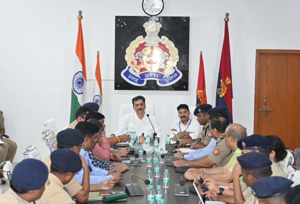 Varanasi Police : Pm Modi के आगमन को लेकर पुलिस हाई अलर्ट पर,पुलिस आयुक्त ने की पूर्व ब्रीफिंग, राजपत्रित अधिकारियों को दिए कड़े निर्देश Varanasi Police : Pm Modi के आगमन को लेकर पुलिस हाई अलर्ट पर,पुलिस आयुक्त ने की पूर्व ब्रीफिंग, राजपत्रित अधिकारियों को दिए कड़े निर्देश Varanasi Police : Pm Modi के आगमन को लेकर पुलिस हाई अलर्ट पर,पुलिस आयुक्त ने की पूर्व ब्रीफिंग, राजपत्रित अधिकारियों को दिए कड़े निर्देश